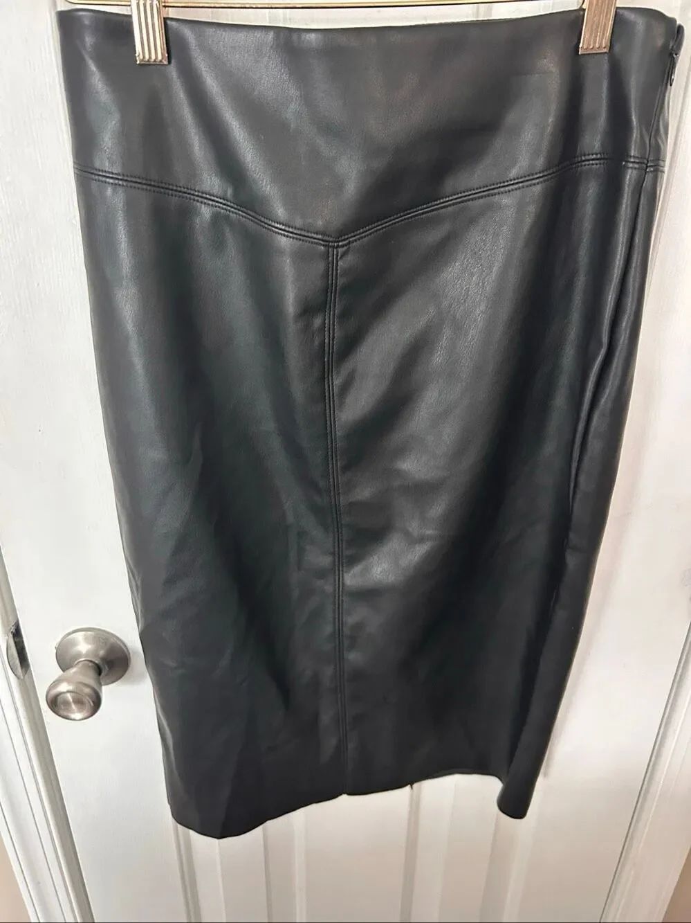 Express women’s pencil skirt faux leather with a slit size 8 NEW